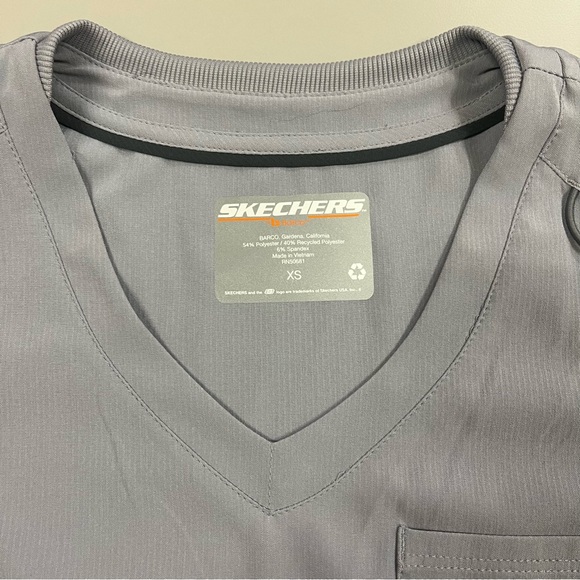 NWT Skechers Women's Light Gray One Pocket V-Neck Scrub Top - Picture 4 of 8